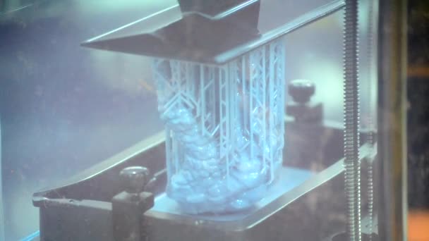 3Dプリンター作業プロセス 3Dプリンティング ステレオリトグラフィー フォトポリマー化 Sla 付加的な製造技術 液体材料 硬い部分 層を作成する 3Dモデル — ストック動画