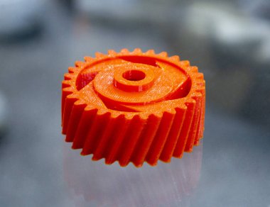 Birçok turuncu detay 3D yazıcıya yakın plan basılmış. Erimiş plastikten 3 boyutlu baskı. FDM teknolojileri. Katkı sağlayan yenilikçi modern teknoloji. 3D baskı teknolojisi. Yenilik prototipi
