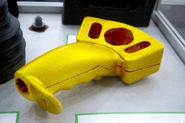 Birçok sarı detay 3D yazıcıya yakın plan basılmış. Erimiş plastikten 3 boyutlu baskı. FDM teknolojileri. Katkı sağlayan yenilikçi modern teknoloji. 3D baskı teknolojisi. Yenilik prototipi
