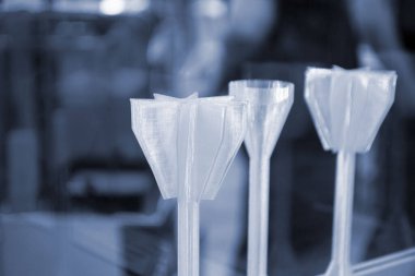 Birçok beyaz ayrıntı 3D yazıcıya yakın çekimde basıldı. Erimiş plastikten üç boyutlu parçalar. FDM teknolojileri. Katkı sağlayan yenilikçi modern teknoloji. 3D baskı teknolojisi. Yenilik prototipi