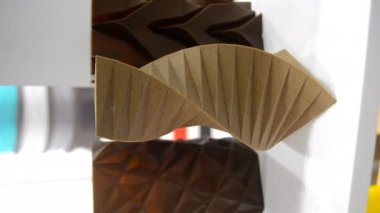 Erimiş plastikten üç boyutlu yazıcıya kahve ilave edilmiş vazo modelleri. FDM teknolojileri. Katkı sağlayan yenilikçi modern teknoloji. 3D baskı teknolojisi. Dikey İnovasyon Prototipi