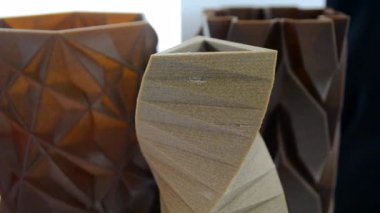 Erimiş plastikten üç boyutlu bir yazıcıya kahve eklenmiş vazo modelleri. FDM teknolojileri. Katkı sağlayan yenilikçi modern teknoloji. 3D baskı teknolojisi. Yenilik prototipi