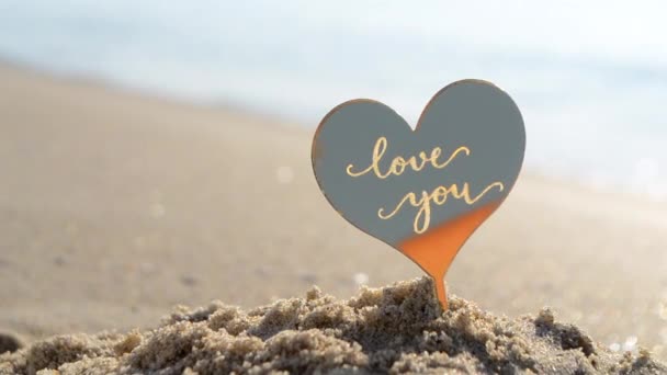 Plastová Hůl Tvar Srdce Slovy Miluji Vás Písečné Pláži Mořského — Stock video