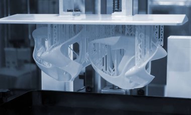 3D yazıcı çalışıyor. 3D baskı. Stereolitografi fotopolimerizasyon SLA. Katkı maddesi üretim teknolojisi. Sıvı maddeler, sert kısımlar, katmanlar yaratmak. 3B model ultraviyole polimerizasyon