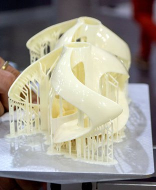 3D yazıcı çalışıyor. 3D baskı. Stereolitografi fotopolimerizasyon SLA. Katkı maddesi üretim teknolojisi. Sıvı maddeler, sert kısımlar, katmanlar yaratmak. 3B model ultraviyole polimerizasyon