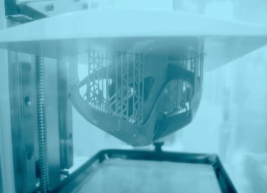 3D yazıcıda yakın plan baskı modelleri. 3D yazıcının içindeki baskı platformunda sıvı fotopolimer reçinelerden fotopolimer sla 3D yazıcıya basılan nesneler. Modern yenilikçi katkı teknolojisi.
