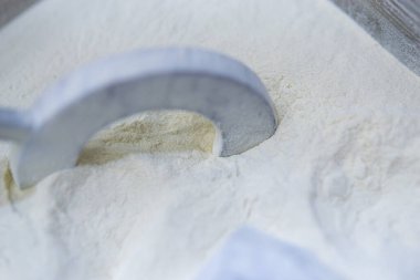 Beyaz poliyamid tozunun içinde yatan toz poliyamide ait üç boyutlu bir yazıcıya basılmış nesneler. Toz plastikten yapılmış 3 boyutlu bir yazıcıya basılmış mankenler. MJF Çoklu Jet Füzyonu. 3D yazdırma teknolojisi