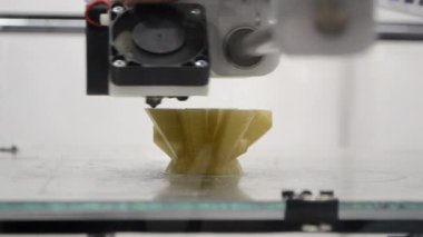 3D yazıcı. 3D baskı. 3D yazıcı yazdırma işlemi. 3 boyutlu yazıcı erimiş plastikten nesne yaratıyor. Modern üç boyutlu baskı teknolojileri. Yenilik katkı sağlayan robot teknolojisi