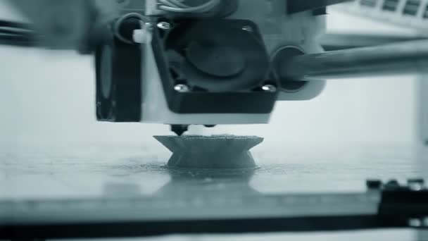 3Dプリンター 3Dプリント 3Dプリンターの印刷プロセスを閉じる 溶融プラスチックからオブジェクトを作成する3Dプリンター 現代の三次元印刷技術 イノベーション添加物ロボット技術 — ストック動画