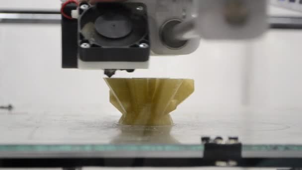 3Dプリンター 3Dプリント 3Dプリンターの印刷プロセスを閉じる 溶融プラスチックからオブジェクトを作成する3Dプリンター 現代の三次元印刷技術 イノベーション添加物ロボット技術 — ストック動画