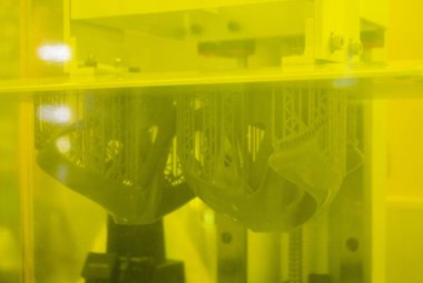 Fotopolymer sla 3D yazıcı çalışıyor. Bina nesnesinin bulunduğu platform sıvı fotopolimer reçinelere indirgenmiş ve ultraviyole lazer altında sertleştirilmiş. Yenilikçi katkı teknolojisi. 3B yazıcı yazdırma