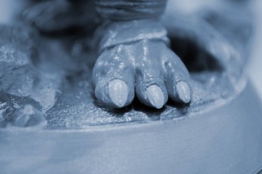 Erimiş mavi plastikten üretilen 3D sanat objesi prototipi. Büyük çivili pati modeli 3 boyutlu yazıcı yarattı. Yeni yenilik, modern 3D baskı teknolojisi. Katkı sağlayan yenilikçi teknoloji