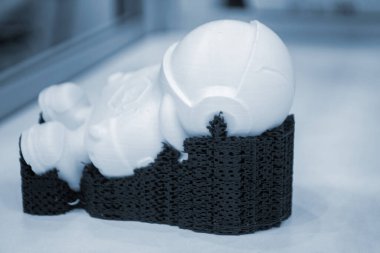 Nesne modeli erimiş plastikten üç boyutlu yazıcıya basılmış. 3 boyutlu yazıcı erimiş plastikten bir oyuncak prototipi çıkardı. Üç boyutlu tasarım ve prototip. Katkı sağlayan yenilikçi 3D baskı teknolojisi