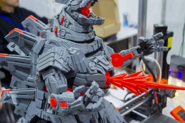 Sanat eseri 3D yazıcıya yazdırıldı. Üç boyutlu yazıcıda robot oyuncağı oluşturuldu. Yüksek hassasiyetli 3D baskı teknolojileri. Üç boyutlu modellerin yaratılması. Modern yeni yenilikçi teknoloji.