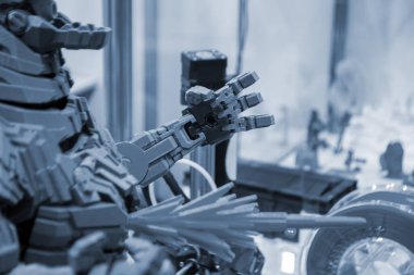 Sanat eseri 3D yazıcıya yazdırıldı. Robot oyuncağı 3D yazıcıda yaratıldı. Mavi renk. Yüksek hassasiyetli 3D baskı teknolojileri. Üç boyutlu modellerin yaratılması. Modern yeni yenilikçi teknoloji.