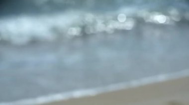 Deniz. Mavi deniz suyu, dalgalar, beyaz köpük, kumsal. Hiç kimse. Yaz güneşli bir gün. Deniz kıyısı deniz manzarası. Arka plan bulanık. Doğal soyut arka plan. Doğa bulanık arkaplan.