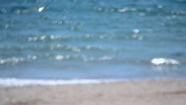 Море Голубая Морская Вода Волны Белая Пена Песчаный Пляж Никого — стоковое видео