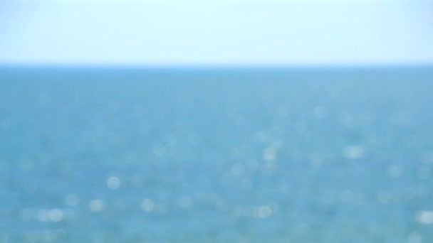 Море Синя Морська Вода Хвилі Білі Плями Боке Блакитне Небо — стокове відео