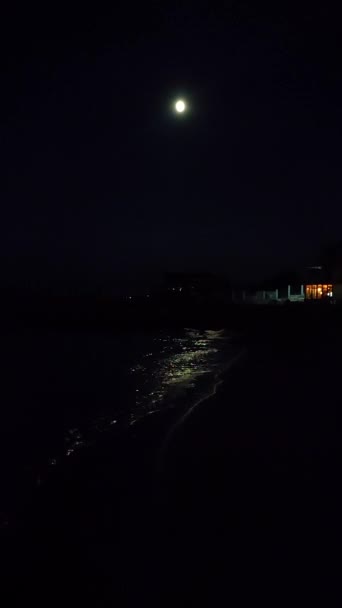 Měsíc Obloze Měsíc Cesta Mořských Vlnách Pláži Pobřeží Pobřeží Noci — Stock video