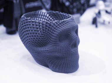 İnsan kafatası prototipi 3 boyutlu yazıcıya erimiş mor plastikten basılmış. Üç boyutlu kafatası 3D yakın plan baskısı. Katkı sağlayan ilerici tıbbi teknoloji. Modern yeni baskı imalatı