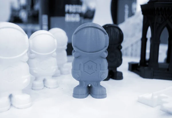 溶融プラスチック製の3Dプリンターに印刷されたオブジェクトモデル 3Dプリンターは溶融プラスチックからおもちゃのプロトタイプを印刷しました 3Dデザインとプロトタイピング 付加的な進歩的な新しい現代3D印刷技術 ストックフォト