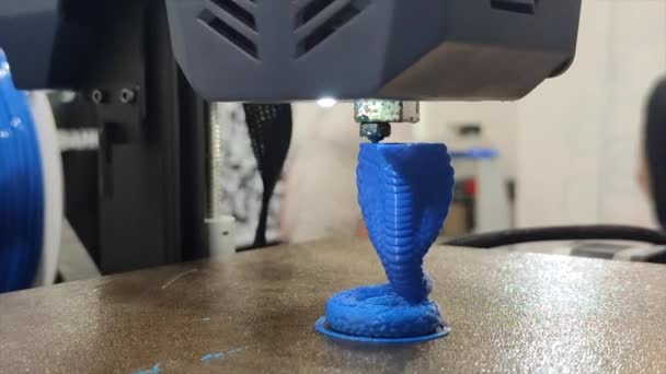Impresora Trabajando Cerca Impresora Imprime Modelo Primer Plano Plástico Azul — Vídeos de Stock