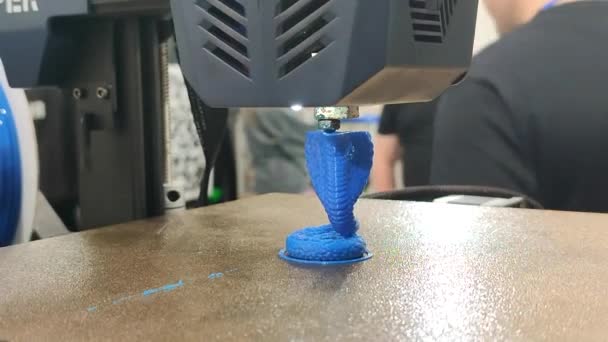 Impresora Trabajando Cerca Impresora Imprime Modelo Primer Plano Plástico Azul — Vídeo de stock