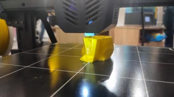 3D打印机的工作特写 3D打印机从熔融的黄色塑料特写中打印出一个模型 3D打印机打印对象 新的现代原型技术 增加的先进高科技技术 — 图库视频影像