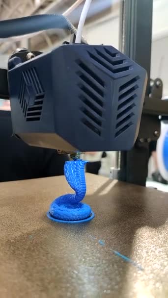 3D打印机的工作特写 3D打印机用融化的蓝色塑料打印模型 3D打印机打印对象 新的现代原型技术 增加先进的高科技技术 垂直方向 — 图库视频影像