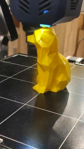 프린터 클로즈업 프린터는 노란색 플라스틱의 모델을 인쇄합니다 프린터 새로운 프로토타이핑 — 비디오