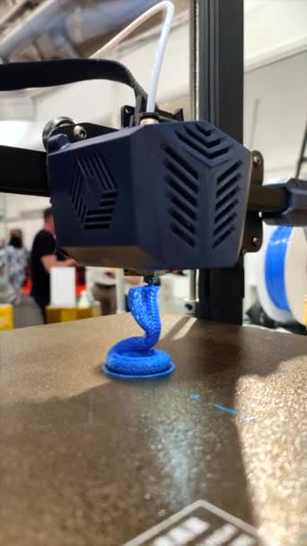 Impresora Trabajando Cerca Impresora Imprime Modelo Plástico Azul Fundido Objeto — Vídeo de stock