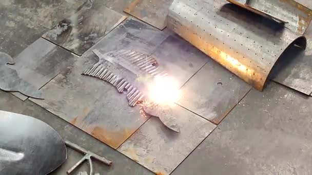 激光金属清洗 几片金属和激光束可以清除金属表面上的铁锈和泥土 新的现代创新技术 机械仪器清洗金属工业 — 图库视频影像