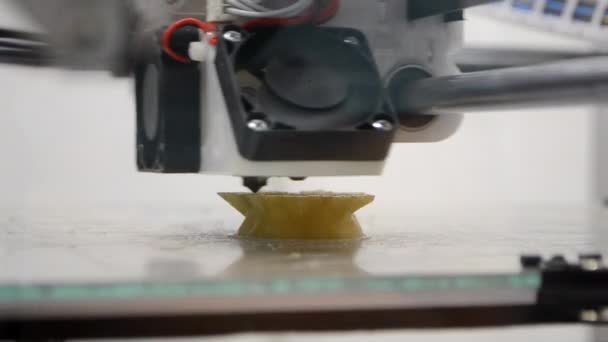 プラスチックからの3Dプリンター印刷物の働くこと 3Dプリンターを使用した溶融プラスチックからの印刷モデル 3Dプリンターによるフォームの作成 付加的な進歩的な新しい現代3Dプリンター技術 — ストック動画
