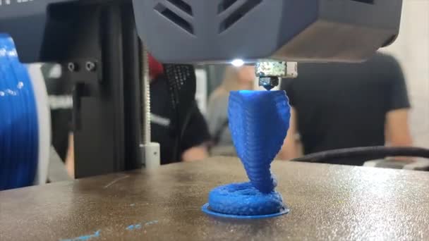Impresora Trabajando Cerca Impresora Imprime Modelo Primer Plano Plástico Azul — Vídeo de stock