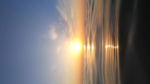 Moře Slunce Povrch Mořské Vody Vlnitými Vlnami Slunečnou Stezkou Zářící — Stock video