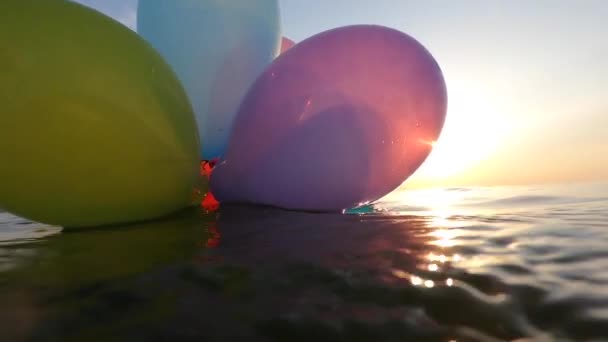 Ένα Μάτσο Ευάερα Πολύχρωμα Μπαλόνια Αιωρούνται Στα Κύματα Της Θάλασσας — Αρχείο Βίντεο
