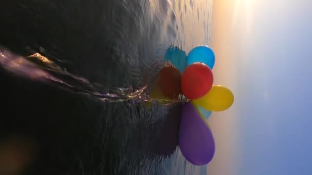 Banda Vzdušných Barevných Balónků Houpe Vlnách Moře Slunečného Letního Dne — Stock video