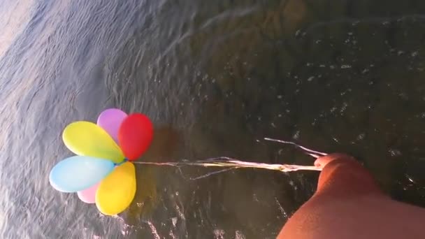 Osoba Táhnoucí Slunečného Rána Hladině Moře Několik Barevných Malých Balónků — Stock video