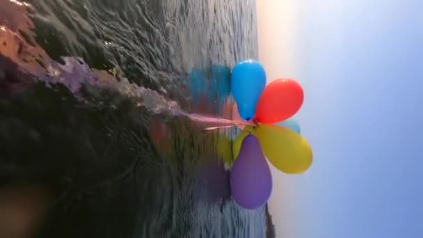 Güneşli Bir Sabah Kıyı Şeridi Yakınlarında Yüzeyinde Kurdelelerle Bağlanmış Renkli — Stok video