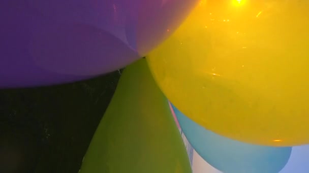 Frau Spielt Mit Vielen Bunten Luftballons Sandstrand Der Küste Meer — Stockvideo