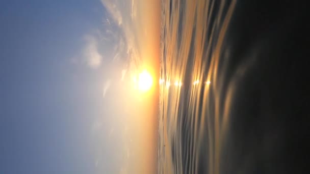 Moře Slunce Povrch Mořské Vody Vlnitými Vlnami Slunečnou Stezkou Zářící — Stock video