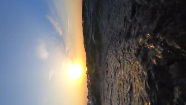 Zee Zon Zeewateroppervlak Met Rimpelgolven Zonnig Pad Schitterende Zon Bij — Stockvideo