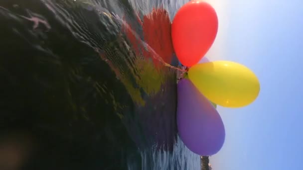 Букет Повітряних Різнокольорових Кульок Гойдаються Хвилях Моря Сонячний Літній День — стокове відео