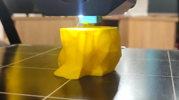 Impressora Trabalhando Close Impressora Imprime Modelo Plástico Amarelo Derretido Close — Vídeo de Stock