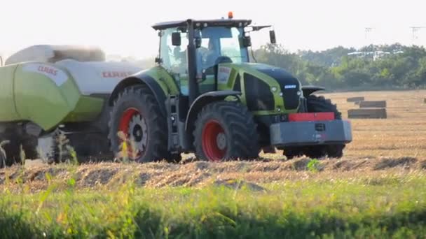 Bila Tserkva Ucrânia Agosto 2023 Combine Harvester Pressionando Palha Campo — Vídeo de Stock
