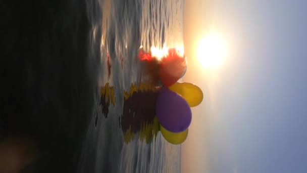 Bando Balões Arejados Multi Coloridos Balançam Nas Ondas Mar Dia — Vídeo de Stock