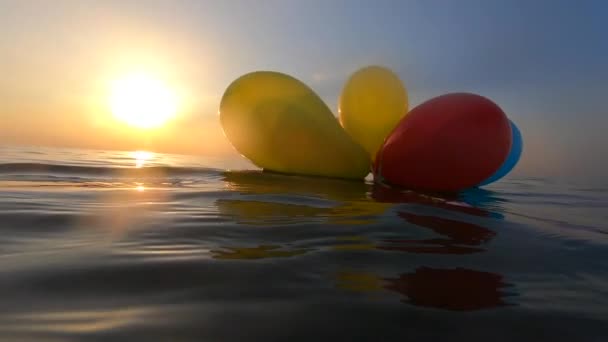 Stelletje Luchtige Meerkleurige Ballonnen Zwaaien Golven Van Zee Een Zonnige — Stockvideo