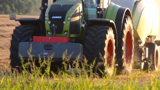 Bila Tserkva Ukraine August 2023 Große Traktorräder Mähdrescher Presst Stroh — Stockvideo