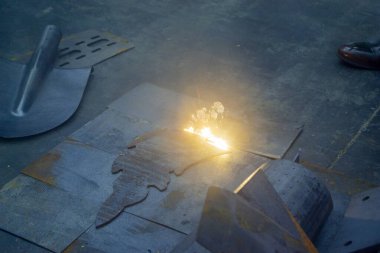 Metal lazer temizliği. Lazer ışını metalin yüzeyini pasdan temizliyor. Lazer eski pası metalden temizler. Metal işçiliğinin icadı. Yeni teknolojiler