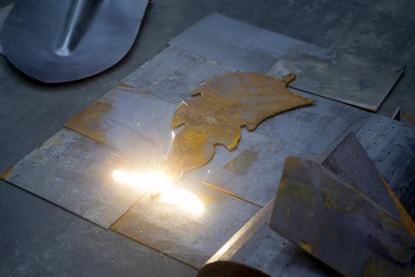 金属のレーザークリーニング レーザービームは錆から金属表面をきれいにします レーザーは金属から古い錆を取り除きます イノベーション メタルワーク 新しい技術 ロイヤリティフリーのストック画像